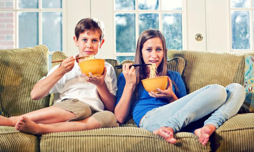 Ăn uống trên ghế sofa dễ làm bộ ghế của bạn bị mốc do thức ăn rơi xuống