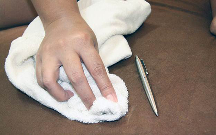 Dùng khăn sạch và các chất tẩy rửa để đánh bay vết mực bút bi trên ghế sofa da
