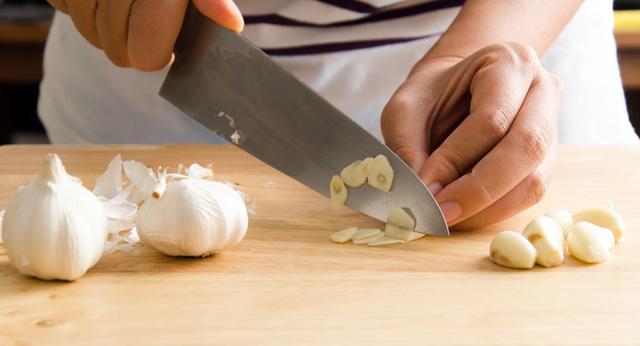 Schnelle und einfache Lösungen für den Knoblauchgeruch Schnelle und einfache Lösungen für den Knoblauchgeruch