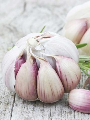 10 wirksame Hausmittel gegen Knoblauchgeruch 10 wirksame Hausmittel gegen Knoblauchgeruch