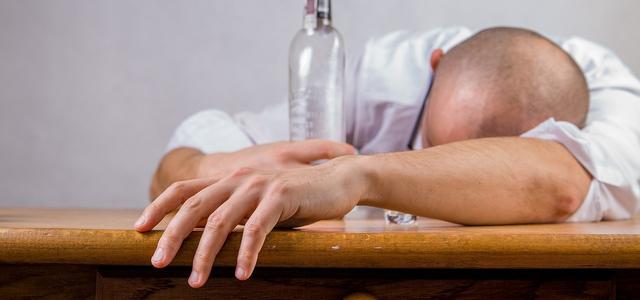 Effektive Maßnahmen gegen Übelkeit bei einem Kater Effektive Maßnahmen gegen Übelkeit bei einem Kater