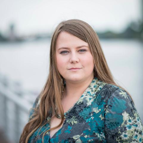 Natascha Kampusch und ihre Karriere als Schmuckdesignerin und Wohltäterin Natascha Kampusch und ihre Karriere als Schmuckdesignerin und Wohltäterin