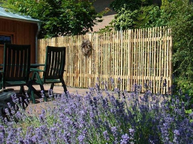 Originelle Möglichkeiten, um einen ausgefallenen Sichtschutz im Garten selbst zu bauen
