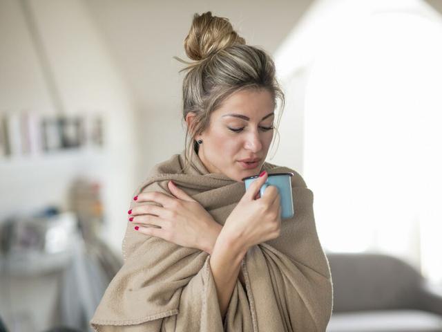 Keine kalten Nächte mehr: 6 Gründe für das Frieren am Abend und wie man es verhindern kann