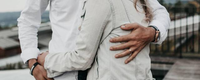 Wie man das Verhalten eines fremdgehenden Mannes erkennt