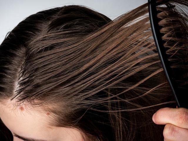 Natürliche Lösungen für fettiges Haar: Kamille und Schwarzer Tee