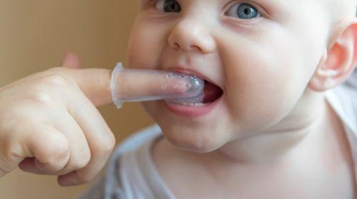 Ab wann sollten Eltern die Zähne ihrer Babys putzen? Ab wann sollten Eltern die Zähne ihrer Babys putzen?
