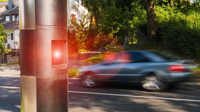 Ab wann blitzt ein Blitzer? Die Regeln und Grenzen der Geschwindigkeitsmessung Ab wann blitzt ein Blitzer? Die Regeln und Grenzen der Geschwindigkeitsmessung
