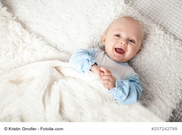 Wie entwickelt sich das Lachen bei Babys? Ab wann lachen sie laut? Wie entwickelt sich das Lachen bei Babys? Ab wann lachen sie laut?