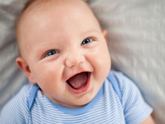 Der Meilenstein des lautstarken Lachens: Wann beginnen Babys damit? Der Meilenstein des lautstarken Lachens: Wann beginnen Babys damit?