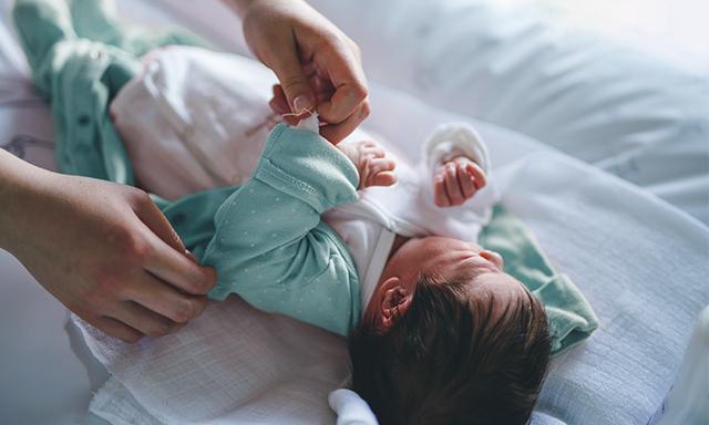 Kleidung für den ersten Spaziergang mit einem Neugeborenen: So vermeiden Sie Überhitzung oder Unterkühlung Kleidung für den ersten Spaziergang mit einem Neugeborenen: So vermeiden Sie Überhitzung oder Unterkühlung