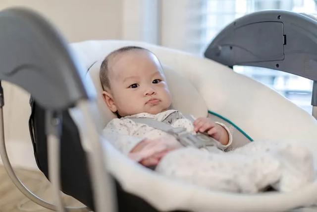 6. Sicherheitsmerkmale beim Kauf einer Babywippe: 3-Punkt-Gurtsystem, Antirutschbeschichtung, Standsicherheit 6. Sicherheitsmerkmale beim Kauf einer Babywippe: 3-Punkt-Gurtsystem, Antirutschbeschichtung, Standsicherheit