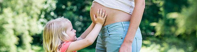Wie fühlen sich die Bewegungen des Babys an und ab wann kann der werdende Vater sie spüren?