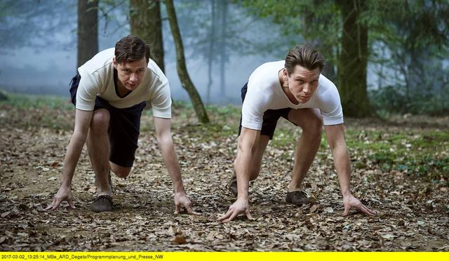 Der Konkurrenzkampf zwischen Adidas und Puma: Eine tragische Familiengeschichte Der Konkurrenzkampf zwischen Adidas und Puma: Eine tragische Familiengeschichte