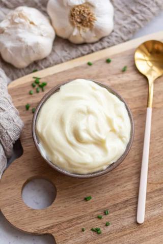 Aioli einfach selber machen: Das perfekte Rezept für den Grillbegleiter Aioli einfach selber machen: Das perfekte Rezept für den Grillbegleiter