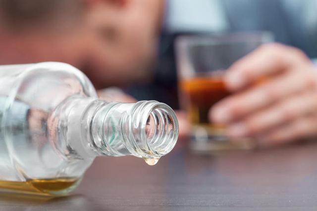 Das Leugnen von Alkoholproblemen: Eine schädliche Abwehrstrategie