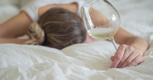 Erste Hilfe bei einer Alkoholvergiftung: Was tun, wenn jemand bewusstlos ist?