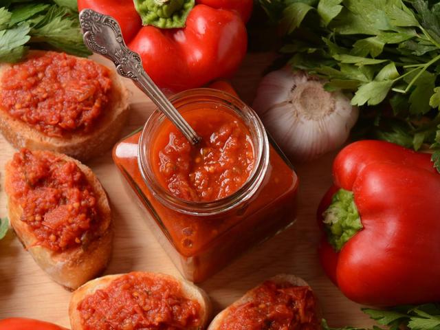 Ajvar: Die Balkanspezialität erklärt - Herstellung und Verwendung Ajvar: Die Balkanspezialität erklärt - Herstellung und Verwendung