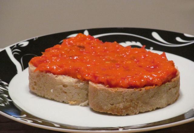 Ajvar: Vielseitige Paste zum Dippen, Abschmecken und Verfeinern von Gerichten Ajvar: Vielseitige Paste zum Dippen, Abschmecken und Verfeinern von Gerichten