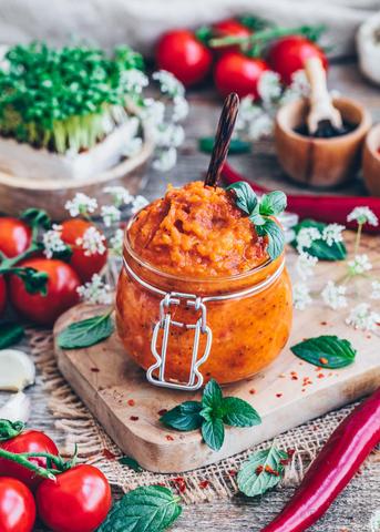 Ajvar als Brotaufstrich und Grill-Dip: Köstliche Variationen mit Paprika und Auberginen Ajvar als Brotaufstrich und Grill-Dip: Köstliche Variationen mit Paprika und Auberginen