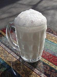 Ayran: Traditionelles Joghurtdrink mit intensivem Geschmack Ayran: Traditionelles Joghurtdrink mit intensivem Geschmack