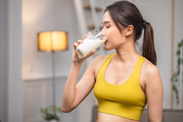 Ayran: Die perfekte Erfrischung an heißen Tagen und nach dem Sport Ayran: Die perfekte Erfrischung an heißen Tagen und nach dem Sport