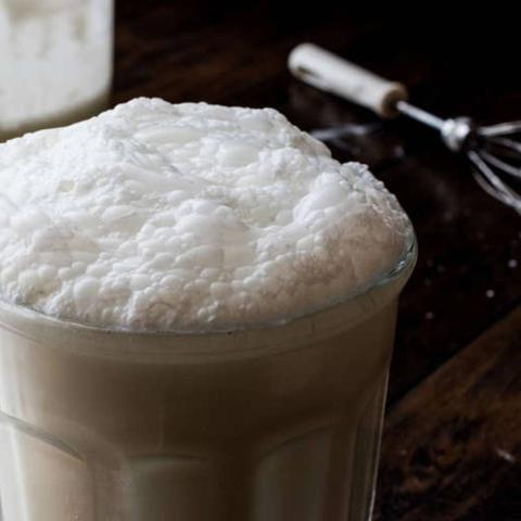 Ayran: Herstellung, Zubereitung und Variationen des beliebten Getränks Ayran: Herstellung, Zubereitung und Variationen des beliebten Getränks