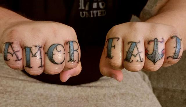 Amor Fati Tattoo Designs, die Weisheit vermitteln: Eine detaillierte Untersuchung