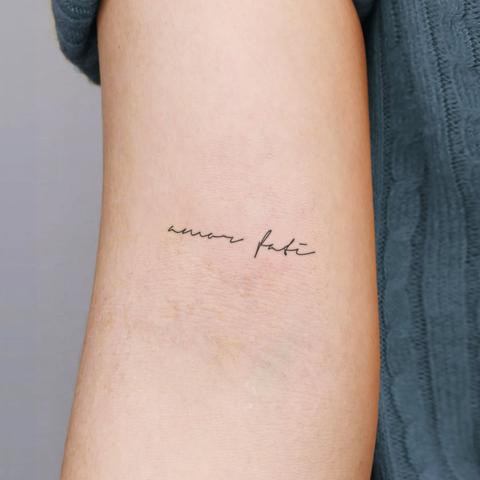 Minimalistische Amor Fati Tattoos: Die perfekte Wahl für subtile Ausdrucksformen von Glauben und Prinzipien