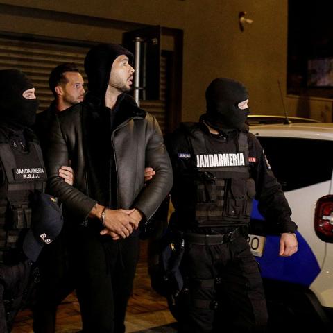 Andrew Tate in Rumänien festgenommen: Vorwurf des Menschenhandels und der Zwangsprostitution Andrew Tate in Rumänien festgenommen: Vorwurf des Menschenhandels und der Zwangsprostitution