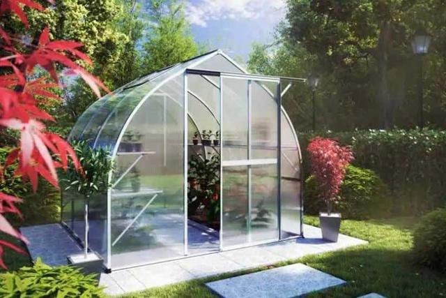 Fundament für das Anlehngewächshaus: So sorgen Sie für Stabilität