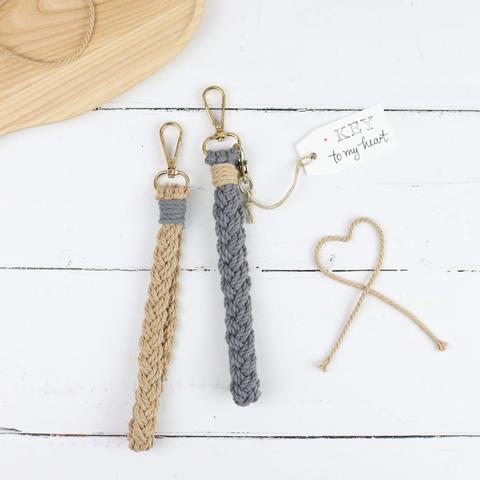 Basteltipp: Individuelle Schlüsselanhänger aus geflochtenen Bändern Basteltipp: Individuelle Schlüsselanhänger aus geflochtenen Bändern