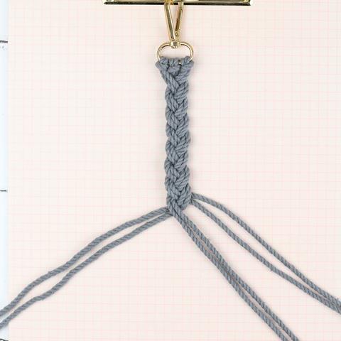 DIY: Geflochtener Schlüsselanhänger mit Bändern basteln DIY: Geflochtener Schlüsselanhänger mit Bändern basteln