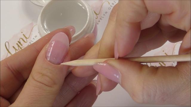 Gelnägel selber machen: Tipps und Tricks für Anfänger Gelnägel selber machen: Tipps und Tricks für Anfänger