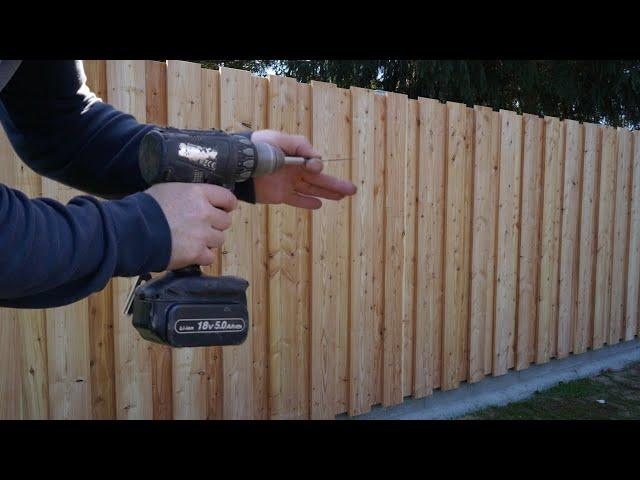 Anleitung Schwartenbretter Zaun selbst bauen Privatsphäre im Garten
