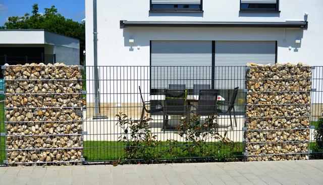 Holzzaun mit Schwartenbrettern: So bauen Sie Ihren eigenen Zaun Holzzaun mit Schwartenbrettern: So bauen Sie Ihren eigenen Zaun