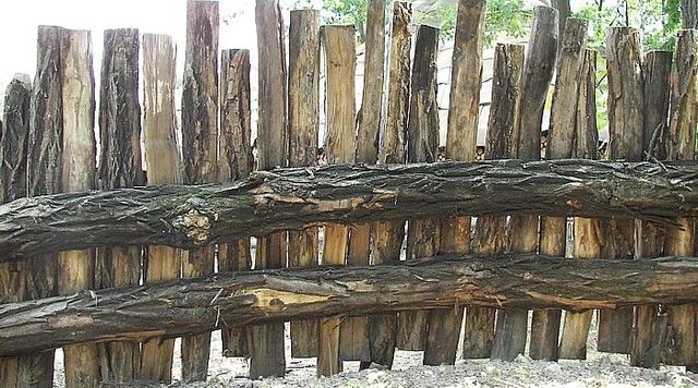 DIY-Projekt: Einen Sichtschutzzaun aus Schwartenbrettern selber bauen DIY-Projekt: Einen Sichtschutzzaun aus Schwartenbrettern selber bauen