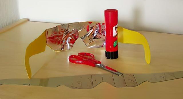 Sicherheit geht vor: Mit dieser Anleitung eine Schutzbrille für die Sonnenfinsternis selber bauen Sicherheit geht vor: Mit dieser Anleitung eine Schutzbrille für die Sonnenfinsternis selber bauen