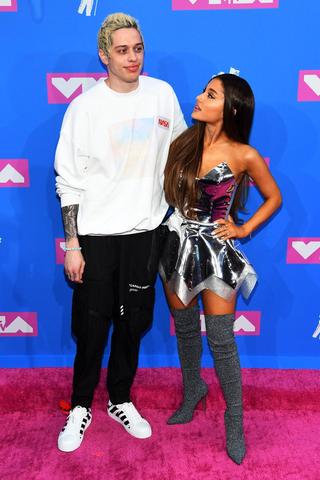 Die wahre Größe von Ariana Grande: Fakten über ihre Körpergröße.