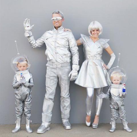 Originelles Karnevalskostüm: Selber machen leicht gemacht - ein Alufolien-Weltall-Outfit Originelles Karnevalskostüm: Selber machen leicht gemacht - ein Alufolien-Weltall-Outfit