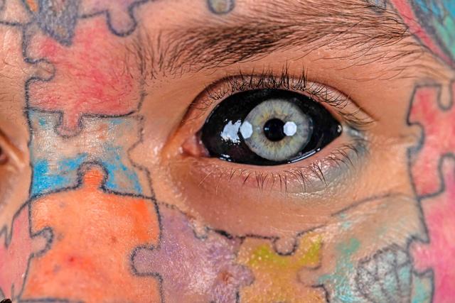 Gefährliche oder faszinierende Kunst? Die Risiken von tätowierten Augen