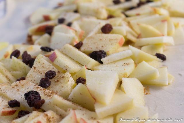 Ausgezogener Apfelstrudel: Traditionelles Rezept mit Schritt-für-Schritt Anleitung und Fotos Ausgezogener Apfelstrudel: Traditionelles Rezept mit Schritt-für-Schritt Anleitung und Fotos