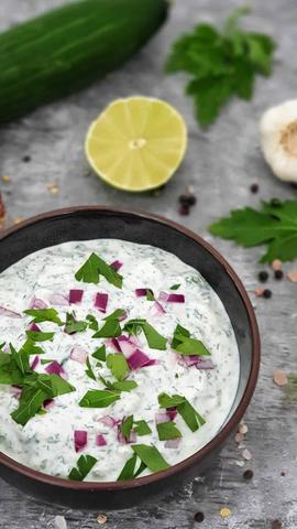 Schritt-für-Schritt-Anleitung für selbstgemachten Tzaziki Schritt-für-Schritt-Anleitung für selbstgemachten Tzaziki