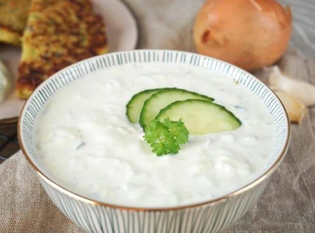 Hausgemachtes Tzaziki: So gelingt es garantiert! Hausgemachtes Tzaziki: So gelingt es garantiert!