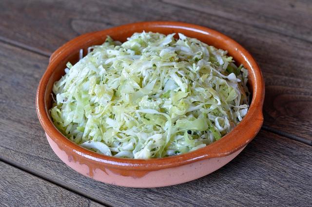 Rezept für einen köstlichen griechischen Krautsalat zum Nachmachen. Rezept für einen köstlichen griechischen Krautsalat zum Nachmachen.