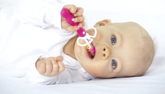 Babys erstes Zähnchen: Wie Eltern helfen können