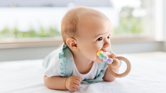 Was hilft, wenn das Baby zahnt? Tipps zur Linderung der Beschwerden