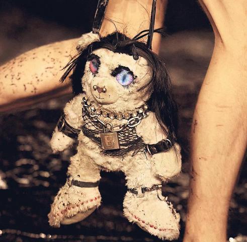 Millionenklage gegen Balenciaga wegen kontroverser Weihnachtswerbung Millionenklage gegen Balenciaga wegen kontroverser Weihnachtswerbung