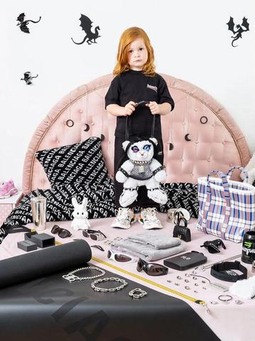 Balenciaga: Skandal um Werbekampagne mit Fetisch-Teddys erschüttert die Modewelt Balenciaga: Skandal um Werbekampagne mit Fetisch-Teddys erschüttert die Modewelt