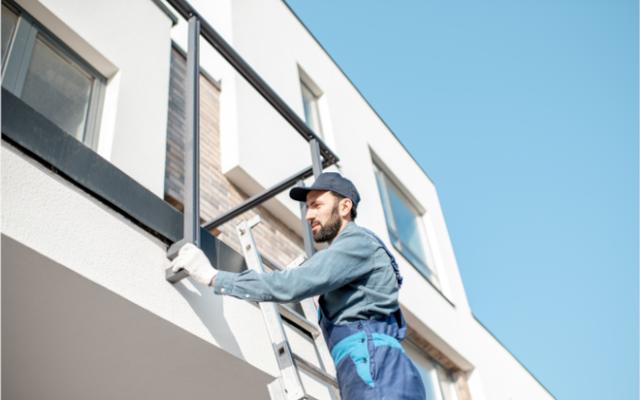 Balkongeländer aus Metall selbst bauen: Modern und clean